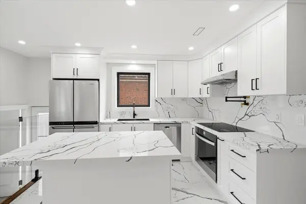 24 Treeview DR, Toronto W06, ON M8W 4B9