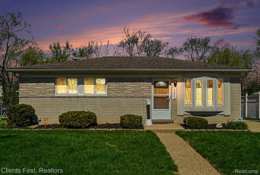 22952 Tuck RD, Farmington Hills, MI 48336