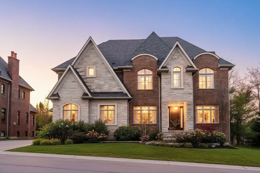 15 Davina CIR, Aurora, ON L4G 0M2