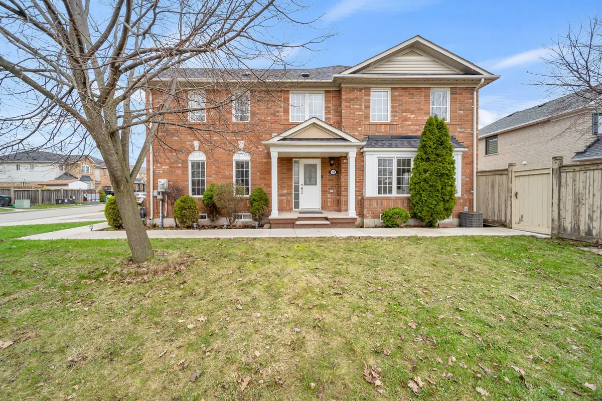 30 ORANGEGROVE DR, Brampton, ON L7A 3N4