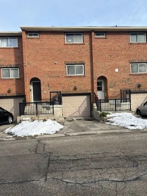 201 Silvercreek Pkwy N #29, Guelph, ON N1H 3T4