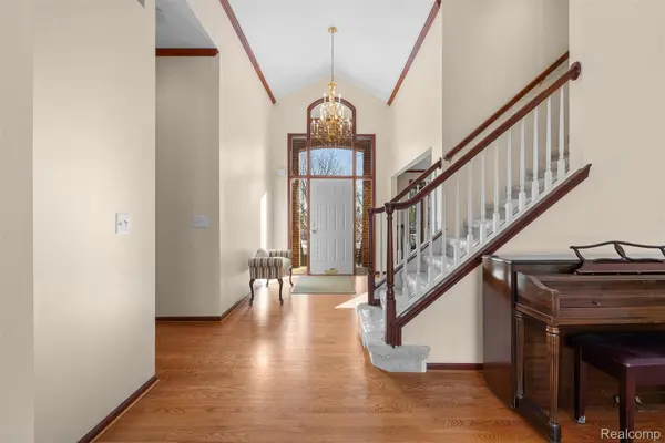 260 Forest Crest DR, Commerce Charter Township, MI 48390