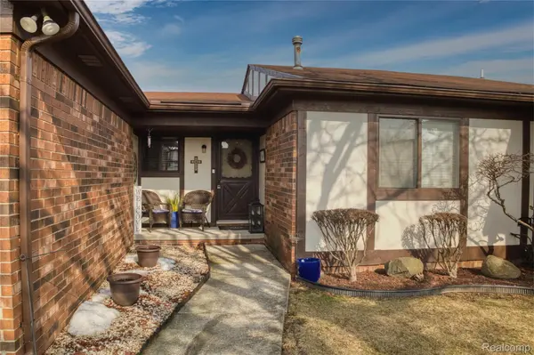 13513 Angela DR, Warren, MI 48088