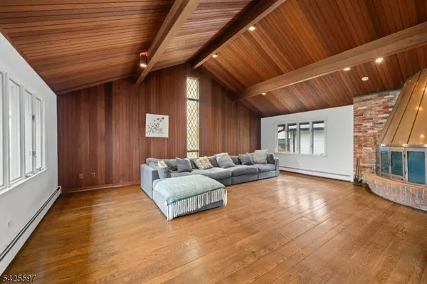 77 Macarthur Dr, Clifton City, NJ 07013