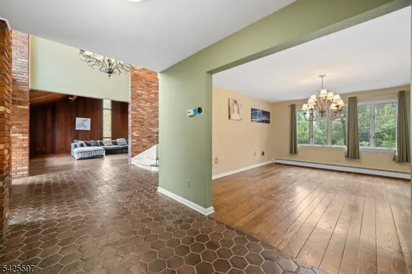 77 Macarthur Dr, Clifton City, NJ 07013