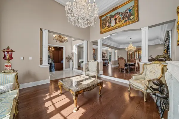 22 Longthorpe CT, Aurora, ON L4G 0K4