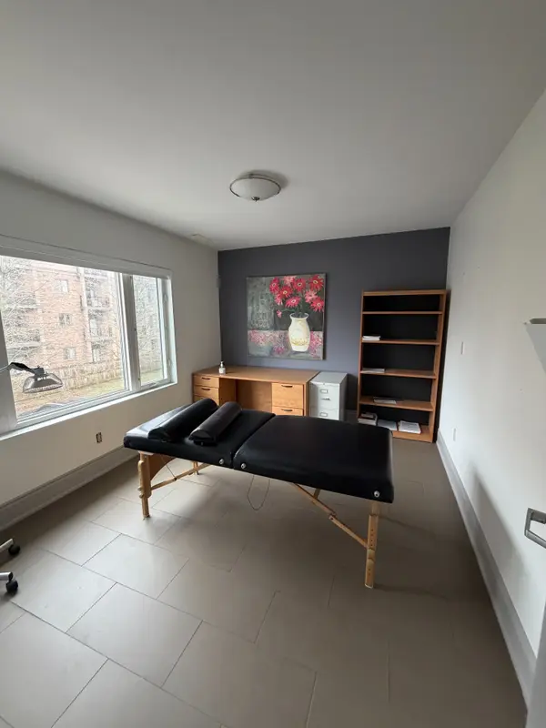 418 Plains RD E, Burlington, ON L7T 2C8