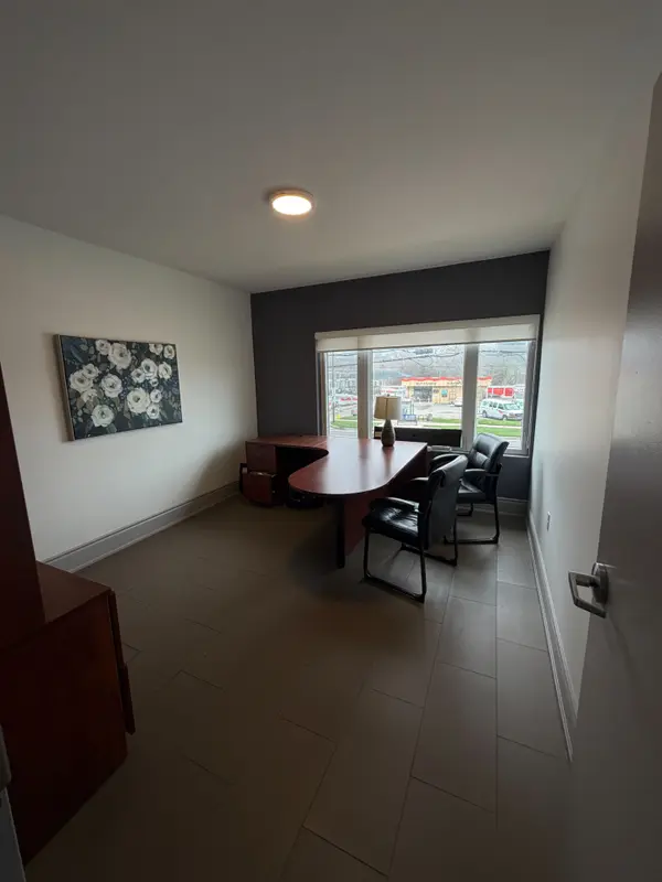 418 Plains RD E, Burlington, ON L7T 2C8