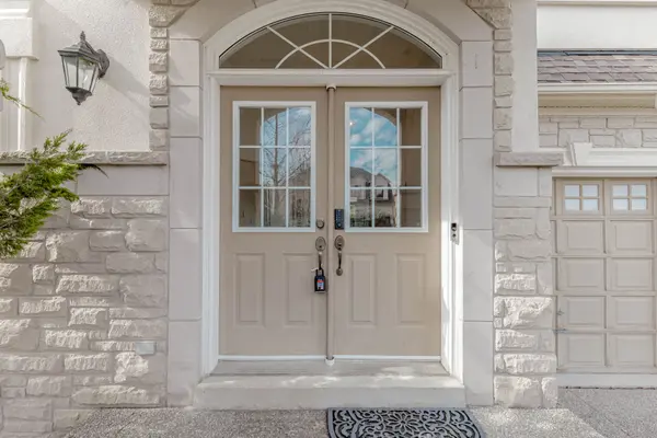 3331 Fox Run CIR, Oakville, ON L6L 6W4