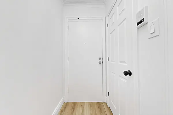 10 Wadsworth AVE #4, Toronto W04, ON M9N 2G2