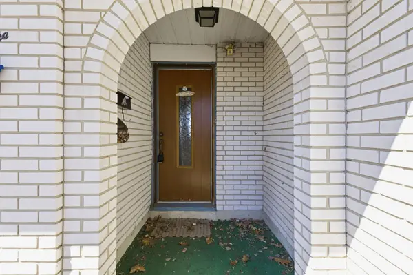 93 Frontenac CRES, Deep River, ON K0J 1P0