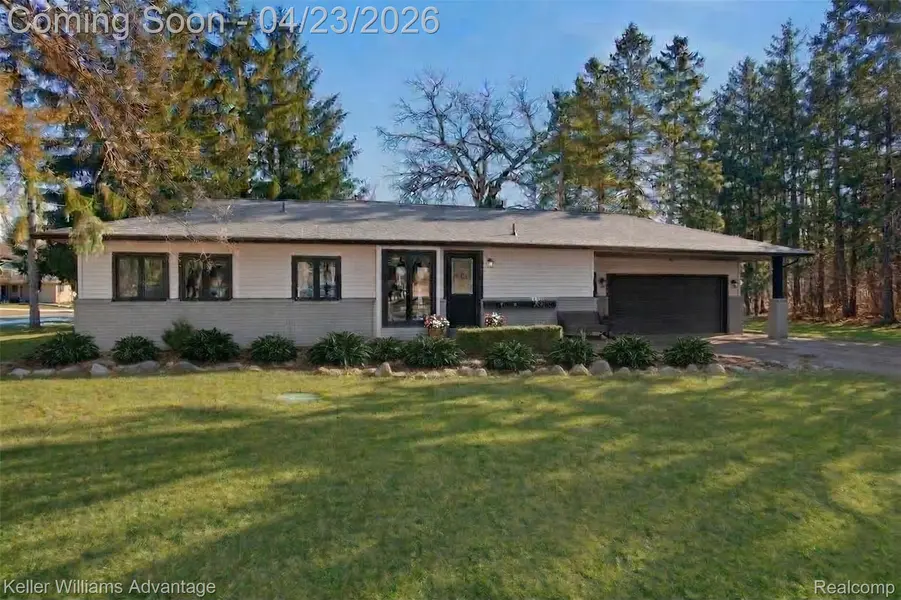 1210 Craven DR, Highland Charter Township, MI 48356