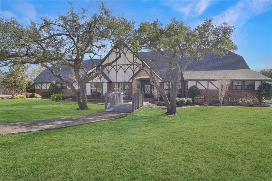 604 S Hampton Road, Oak Leaf, TX 75154