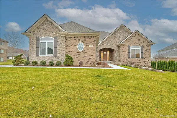 690 Willow Lake CT, Oxford Charter Township, MI 48371