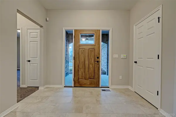 690 Willow Lake CT, Oxford Charter Township, MI 48371