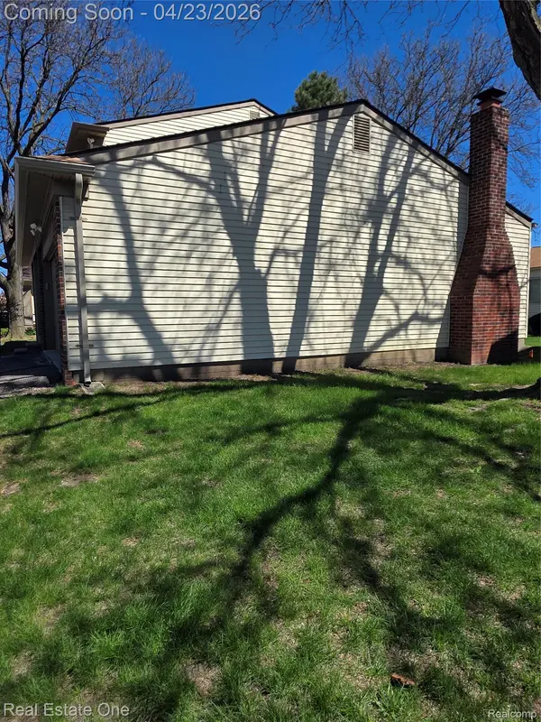 2898 Roundtree DR, Troy, MI 48083