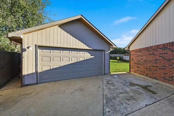 102 Gray Oak Court, Euless, TX 76039