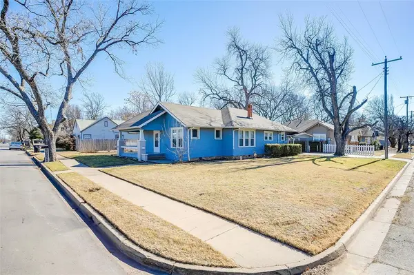 911 W Chambers Street, Cleburne, TX 76033