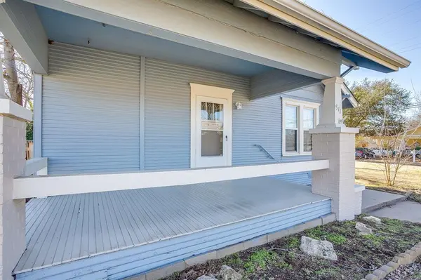 911 W Chambers Street, Cleburne, TX 76033