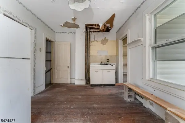 18 Center St, Clinton Twp., NJ 08801