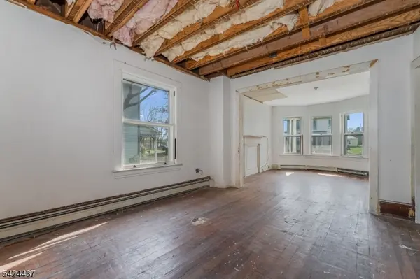 18 Center St, Clinton Twp., NJ 08801