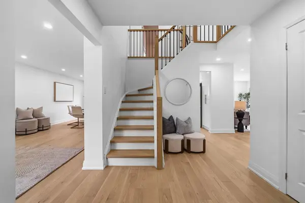 217 Hampton CT, Newmarket, ON L3Y 6J5