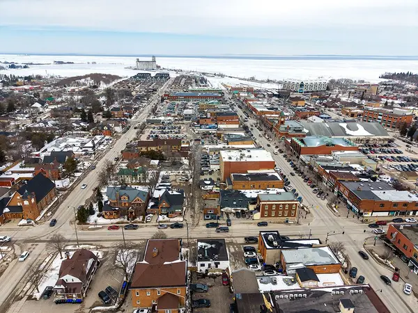 10 Third ST, Collingwood, ON L9Y 1K3