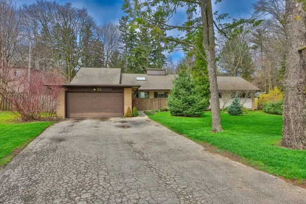 35 Hollyrood Heights DR, Mississauga, ON L5G 2H2