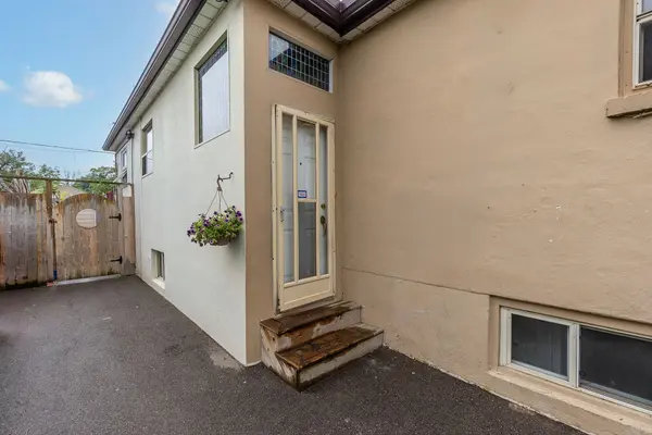 1 Dixon RD #2, Toronto W09, ON M9P 2K9