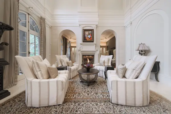 489 Lakeshore RD E, Oakville, ON L6J 1K4