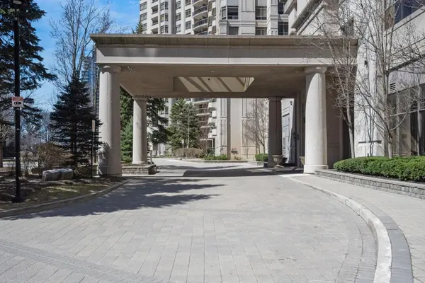 25 Kingsbridge Garden CIR #616, Mississauga, ON L5R 4B1
