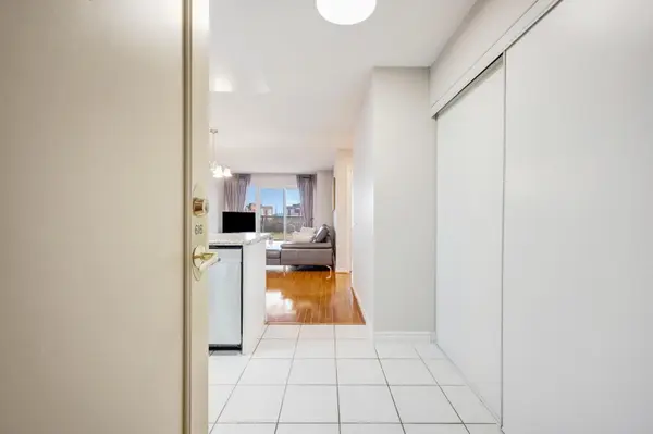 25 Kingsbridge Garden CIR #616, Mississauga, ON L5R 4B1