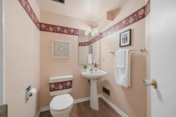 17 Durbin CT, Kanata, ON K2L 3T7