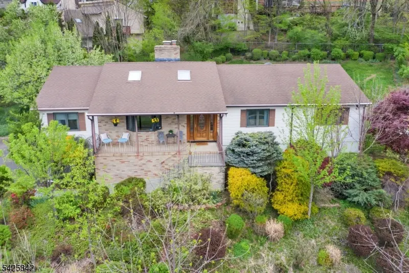 204 Queens Ln, Mountainside Boro, NJ 07092