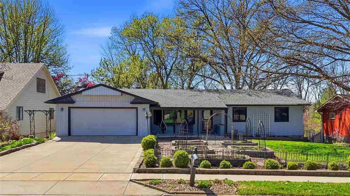 415 Woodridge Ave, Iowa City, IA 52245