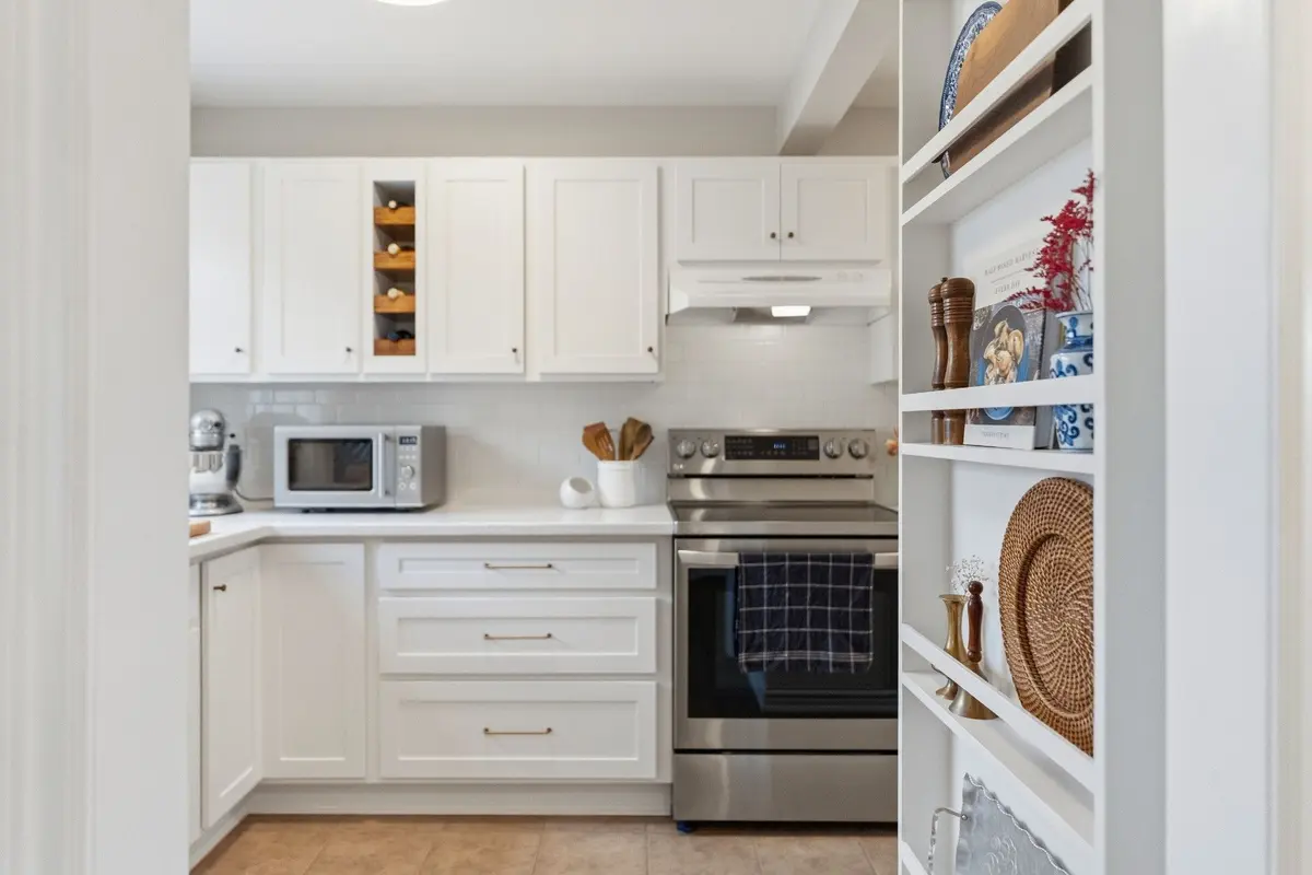 201 Queen Victoria DR #121, Hamilton, ON L8W 1W7