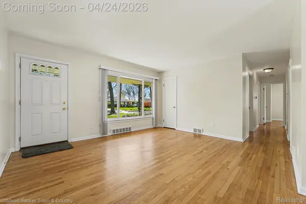 27691 Lexington Pkwy, Southfield, MI 48076