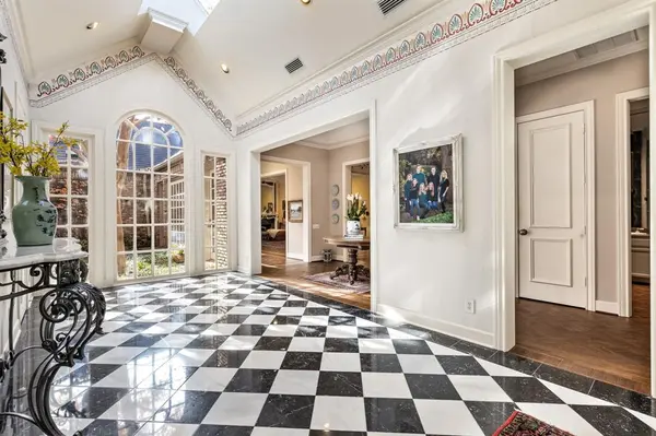 17 Stonecourt Circle, Dallas, TX 75225