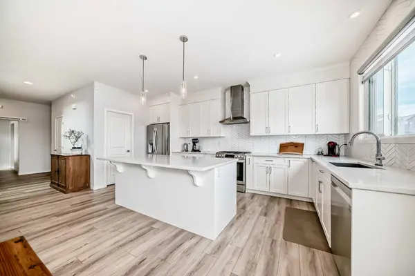 24 Royston Rise NW, Calgary, AB T3L 0J2