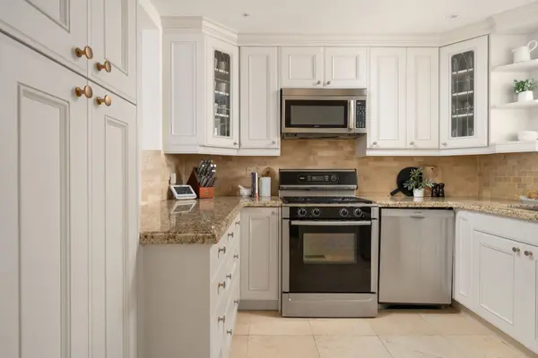 619 Balliol ST, Toronto C10, ON M4S 1E6