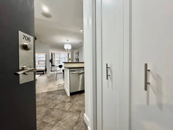 393 King ST W #706, Toronto C01, ON M5V 3G8