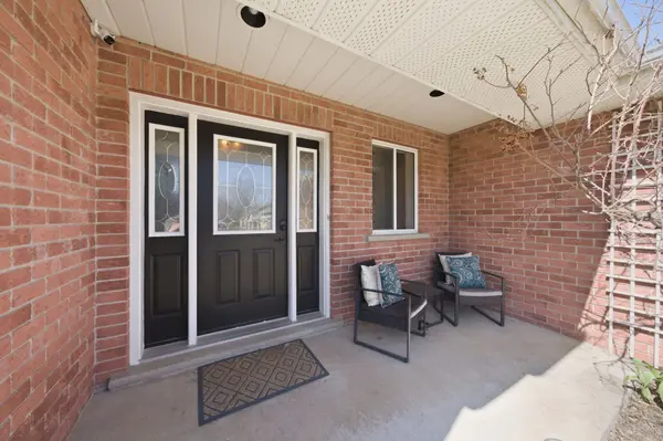 8 Henderson LN, Brighton, ON K0K 1H0