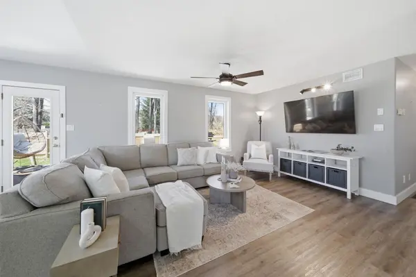 8 Henderson LN, Brighton, ON K0K 1H0