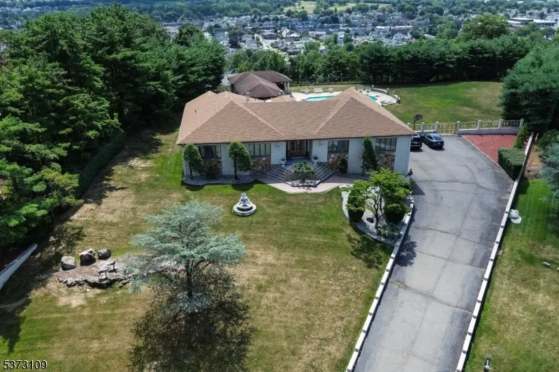 8 Lookout Point Trail, Totowa Boro, NJ 07512