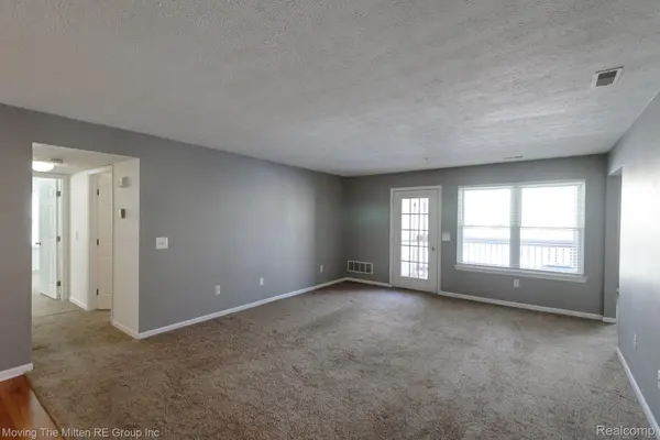 1398 Heatherwood LN, Pittsfield Charter Township, MI 48108