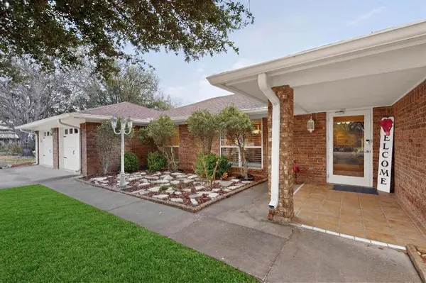 623 S Harbor Court, Granbury, TX 76048