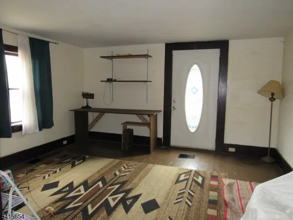 17 Lackawanna St, Hampton Boro, NJ 08827