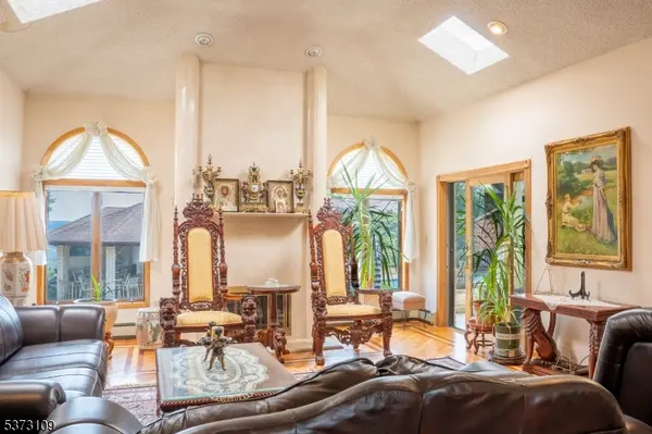 8 Lookout Point Trail, Totowa Boro, NJ 07512