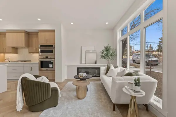 3107 42 ST SW, Calgary, AB T3E 3M4