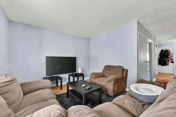 60 Bermuda CT NW, Calgary, AB T3K 1H3